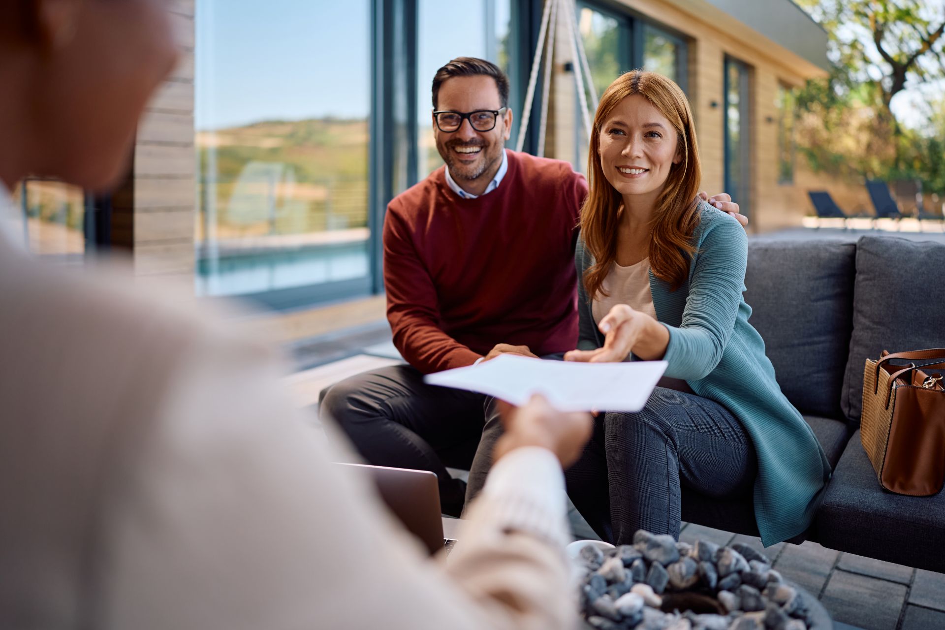 quick loans missouri happy couple receives documents